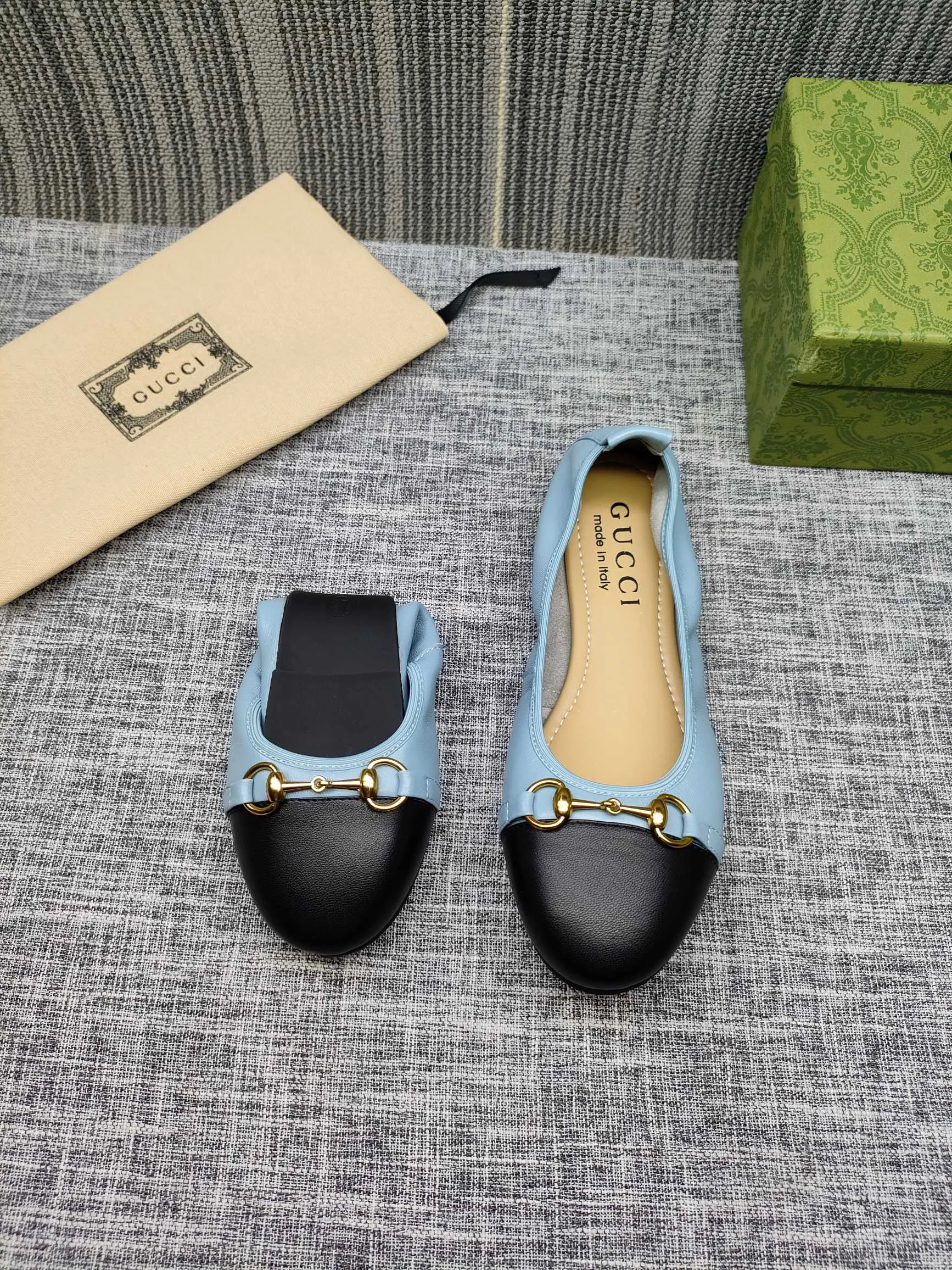 👟👟Ex-factory price 320👟👟 GUCCI's latest horsebit women's flat ballet shoes and egg roll shoes are super comfortable. The fabric is made of imported top-grade soft sheepskin. It is very comfortable on the feet and will not rub your feet. You can also roll it up and put it in your bag. It is easy to carry with you. The super soft soles are a must-have item for fairies whether you are going out for business, work, travel, shopping or at home. Fashionable and versatile, it is an indispensable pair of shoes for you. Fabric: Made of imported soft sheepskin Color: 6 colors available Outsole: PPC rubber outsole Size 34-42 (34.41.42 needs to be customized)